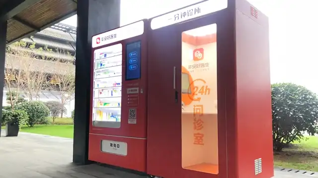 A "Clínica de Um Minuto" da Ping An Good Doctor, composta por dois módulos vermelhos: um armário de medicamentos inteligente à esquerda e uma cabine de consulta de telemedicina 24h à direita, instalada em uma área externa moderna.